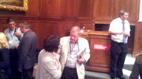 Fra Invest in ME-konferansen i 2013. Til høyre står Richard Simpson. Helt til venstre er professor Jonathan Edwards i samtale med forsker Øystein Fluge fra Haukeland sykehus.