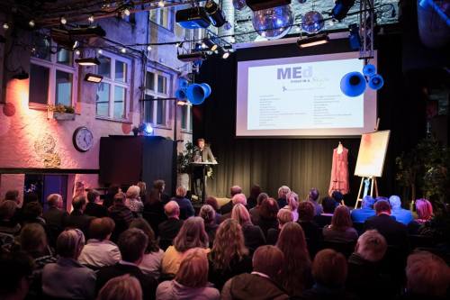 Undertegnede holder tale for forsamlingen på MEd frihet til å skape 12. mai. (Foto: Tom Lund)