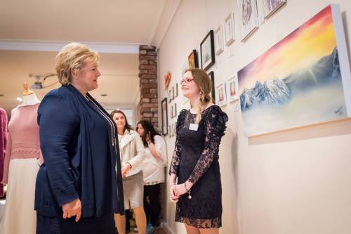 Erna Solberg i samtale med en av utstillerne. (Foto: Tom Lund)